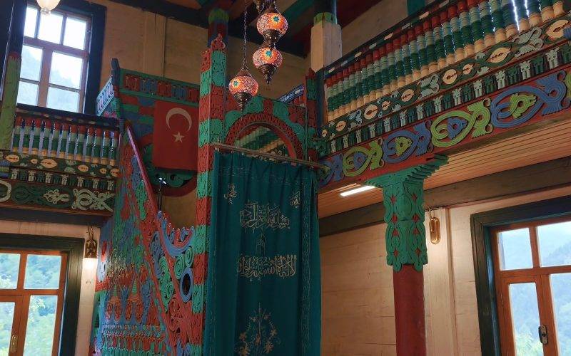 175 yıldır babalar oğullarına emanet ediyor: İremit Camii renkleriyle hayran bırakıyor