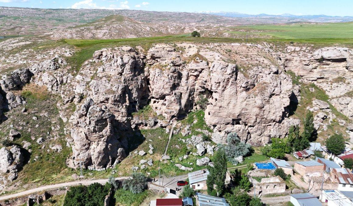 Yer: Sivas! 3 bin yıllık apartmanı görenler hayran kalıyor