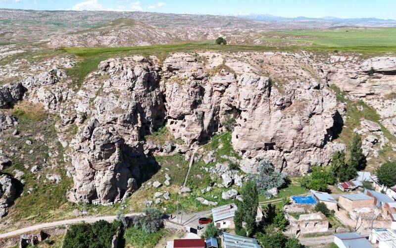 Yer: Sivas! 3 bin yıllık apartmanı görenler hayran kalıyor