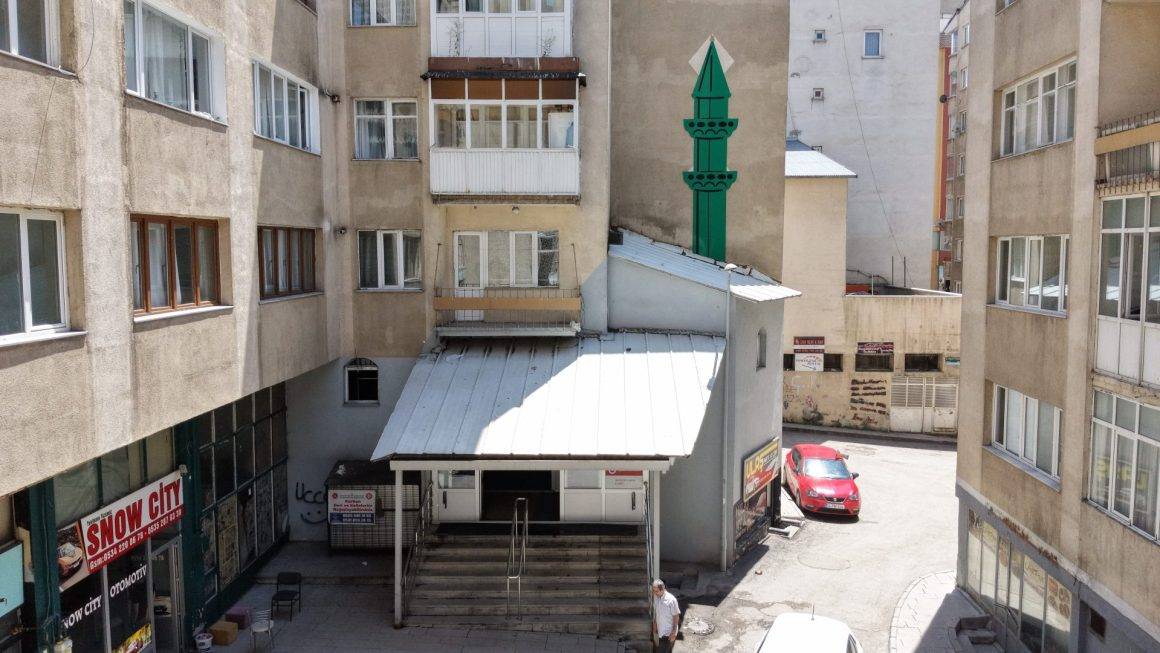 Cemaati şaşırtan minare! Sadece 3 santim kalınlığında, gören bir daha bakıyor