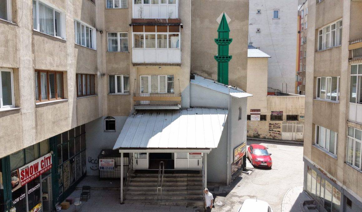 Cemaati şaşırtan minare! Sadece 3 santim kalınlığında, gören bir daha bakıyor
