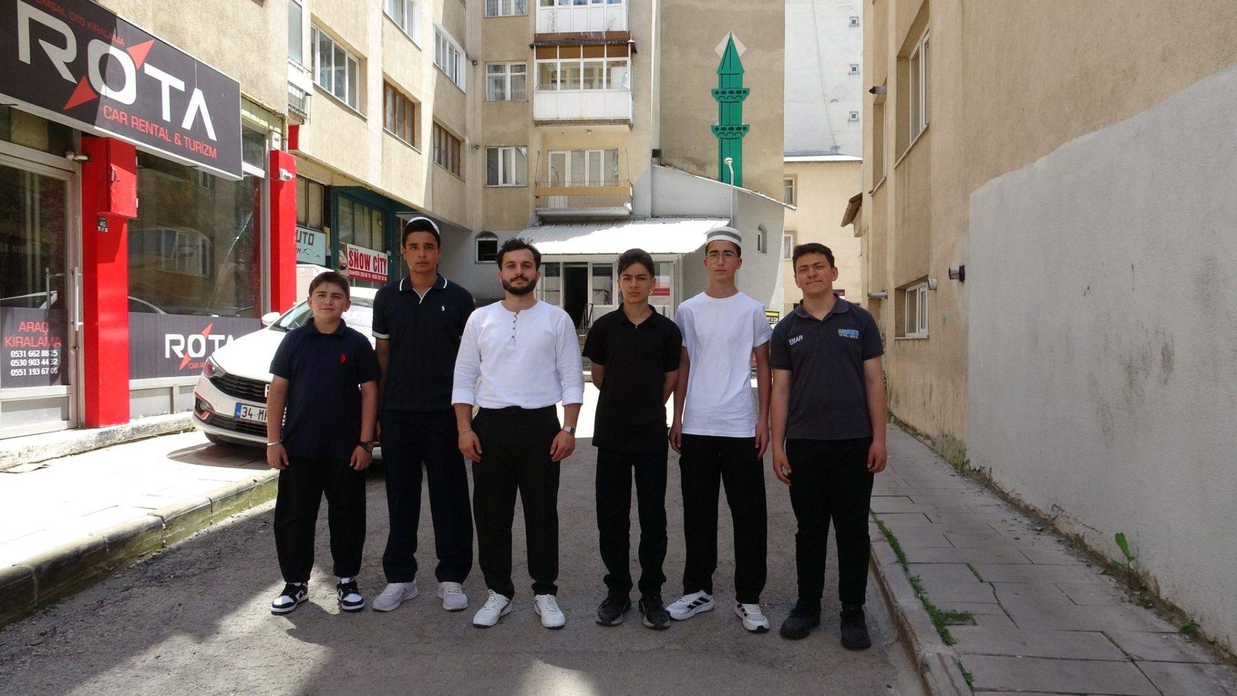 Cemaati şaşırtan minare! Sadece 3 santim kalınlığında, gören bir daha bakıyor