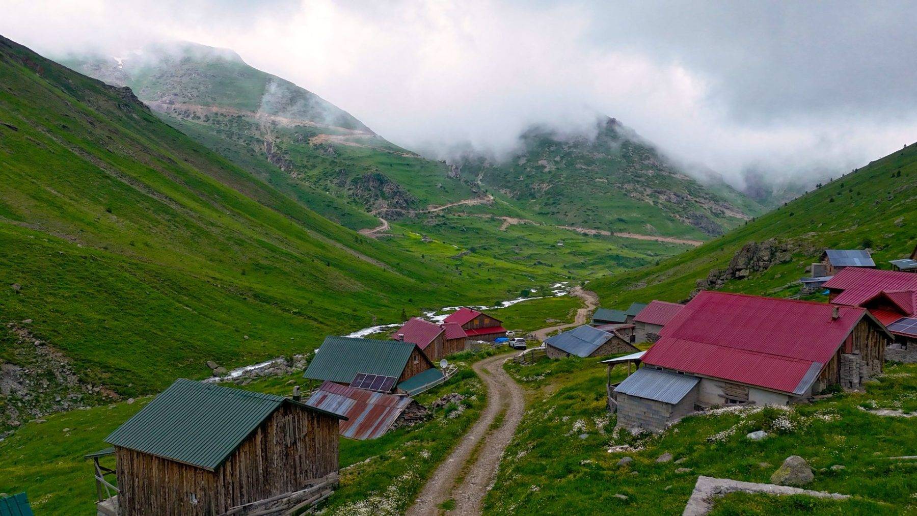 Görenin İsviçre sandığı Karadeniz yaylası mest etti! Dulağa Yaylası baharda coştu