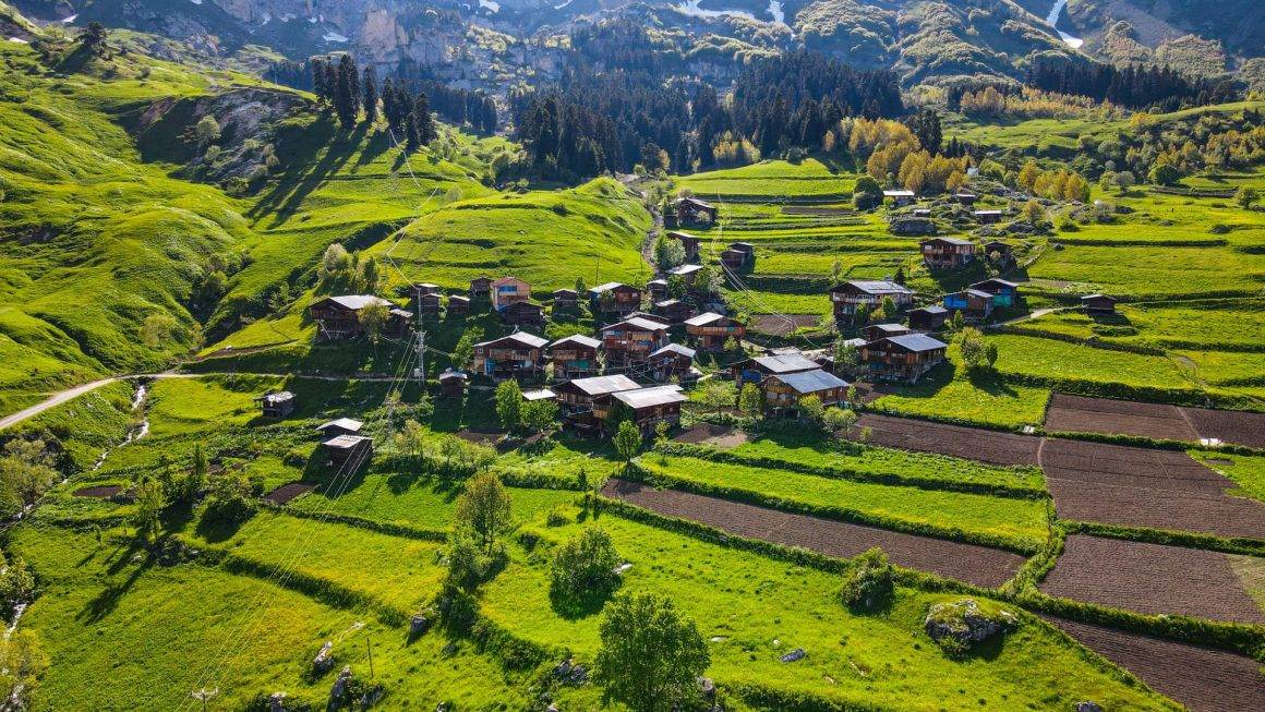 Ahşap evler, eşsiz tabiat ve korunmuş kültür! Artvin'in Maden köyü mest ediyor