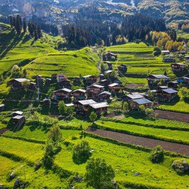 Ahşap evler, eşsiz tabiat ve korunmuş kültür! Artvin'in Maden köyü mest ediyor