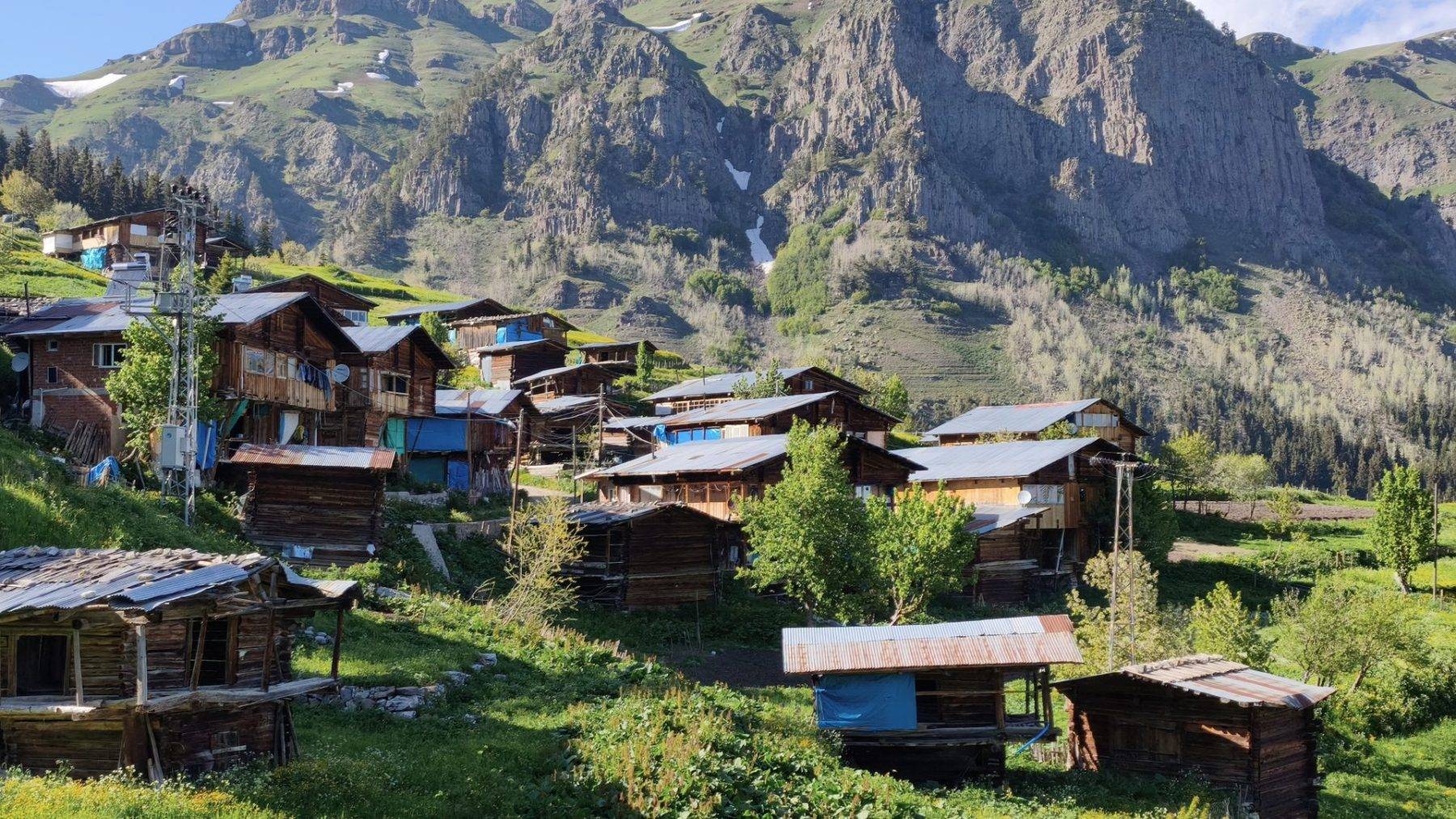 Ahşap evler, eşsiz tabiat ve korunmuş kültür! Artvin'in Maden köyü mest ediyor