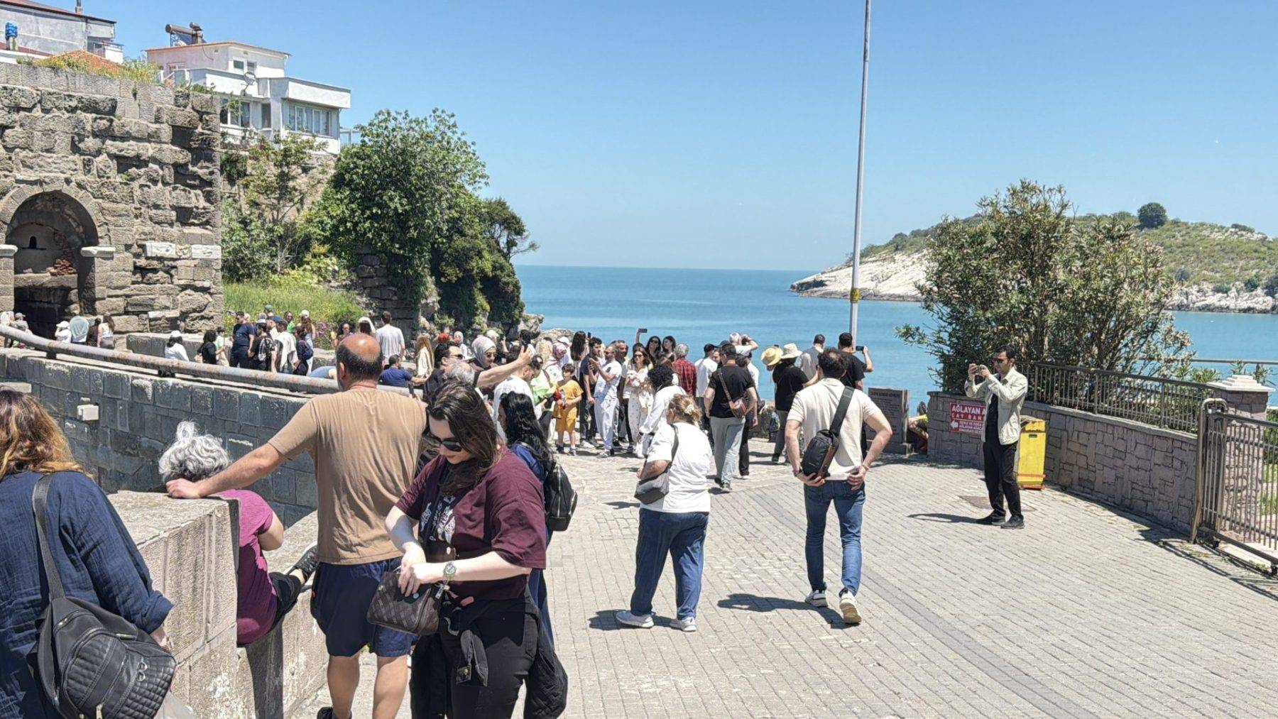 Amasra'da iğne atsan yere düşmedi: 6 bin nüfuslu ilçeye 182 bin kişi geldi