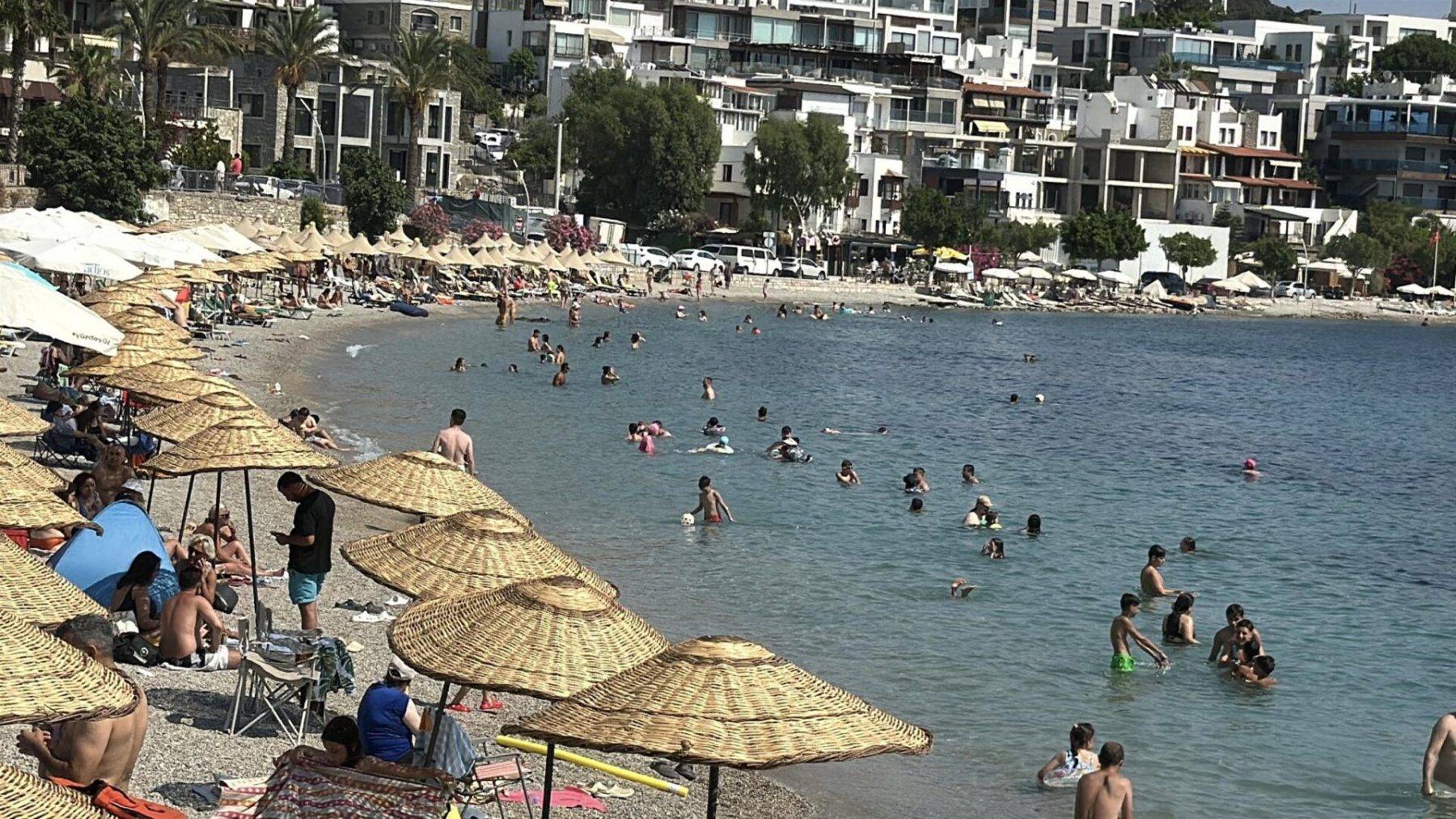 Tatil sezonu başladı, Bodrum'un ünlü plajları doldu taştı