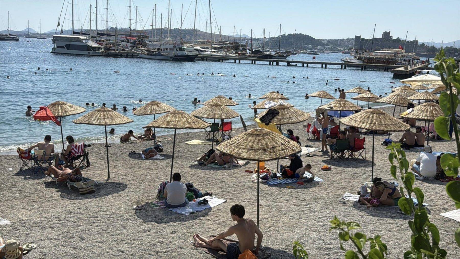 Tatil sezonu başladı, Bodrum'un ünlü plajları doldu taştı