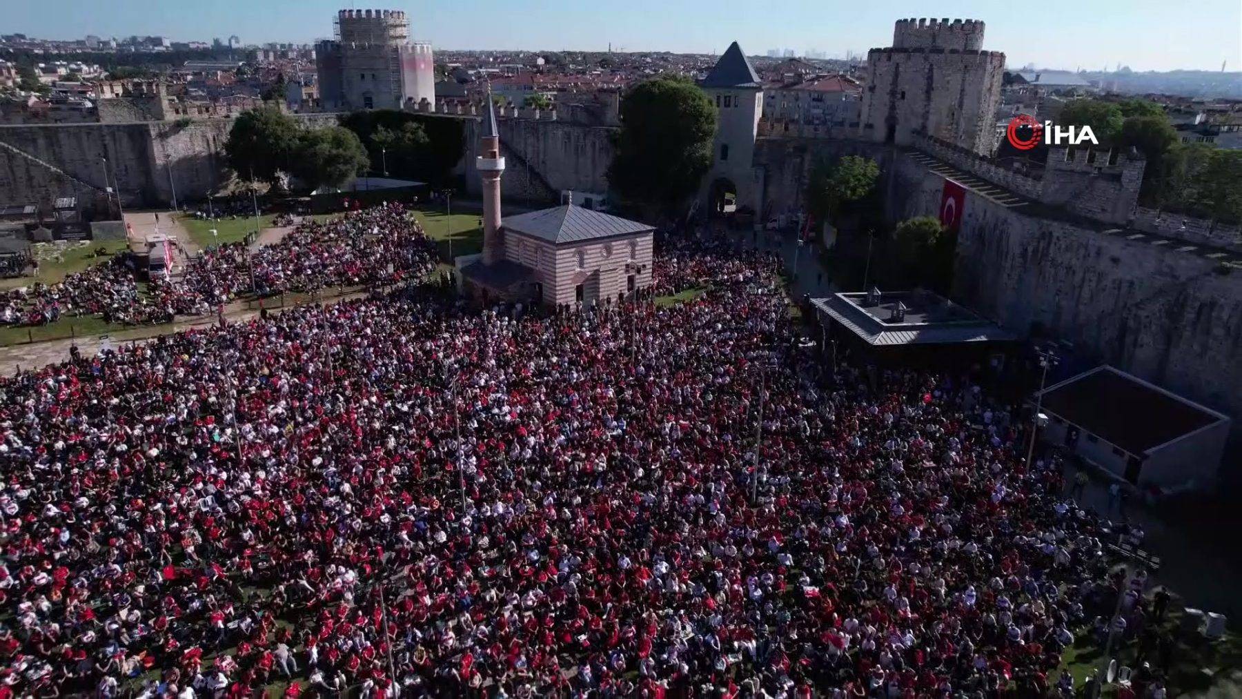 Tarihi Yedikule Hisarı'nda Dünya Kupası heyecanı: Binlerce kişi milli maçı izledi