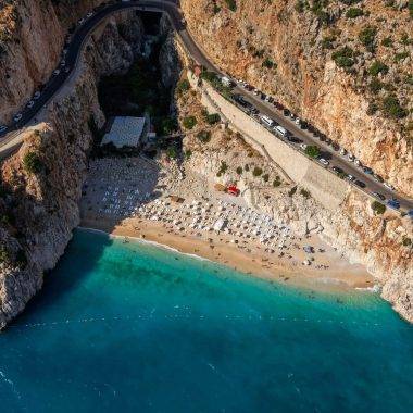 Dünyanın en iyileri arasında, 187 basamakla iniliyor: Kaputaş Plajı