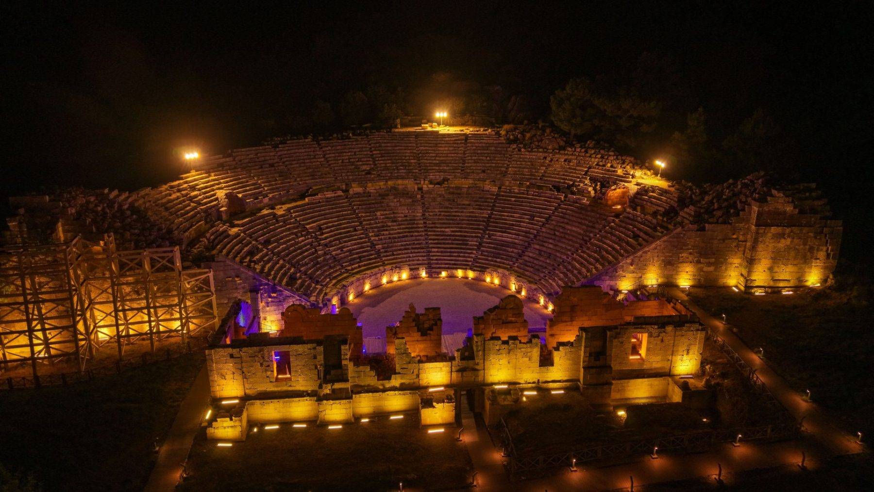 Patara Antik Kenti gece müzeciliği ile masalsı bir görünüme kavuştu