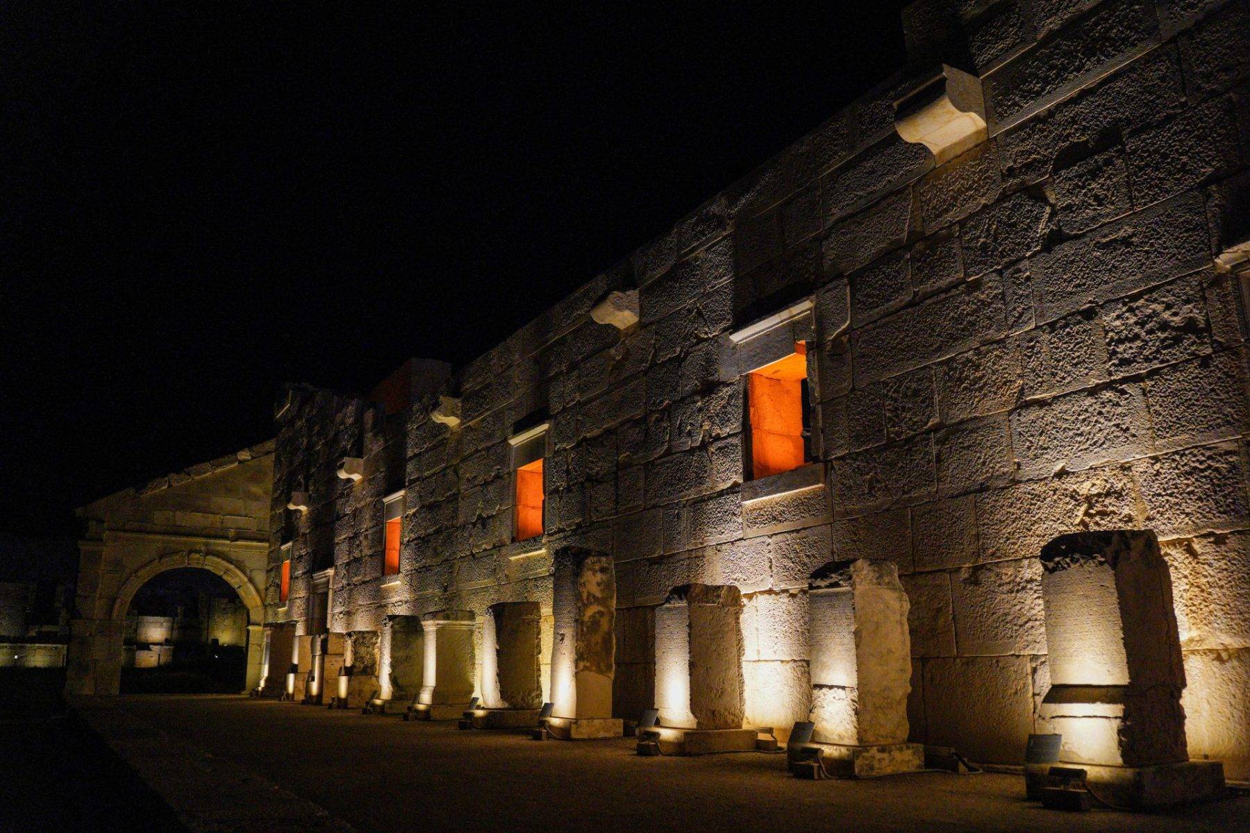 Patara Antik Kenti gece müzeciliği ile masalsı bir görünüme kavuştu
