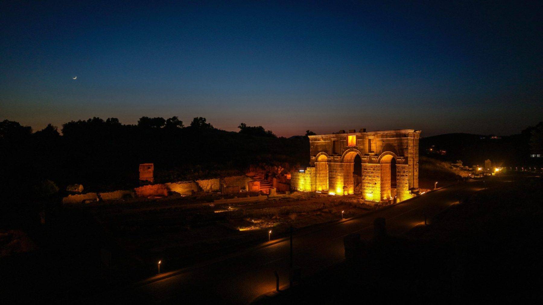 Patara Antik Kenti gece müzeciliği ile masalsı bir görünüme kavuştu