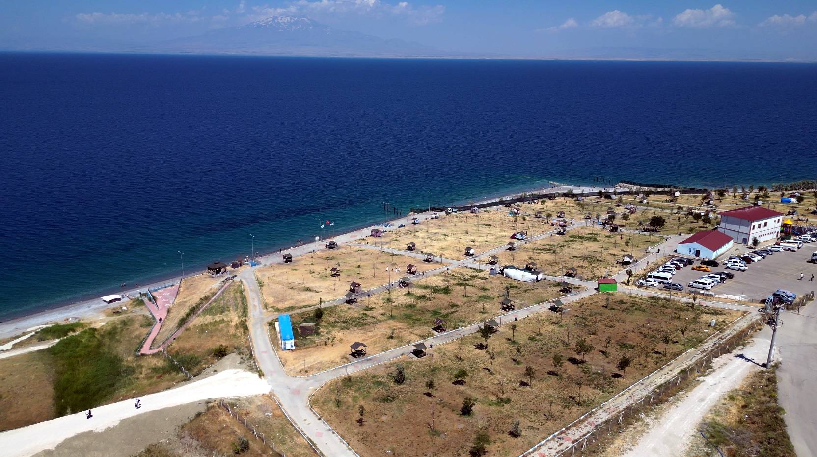 Türkiye'de tek! Göl kıyısındaki tek mavi bayraklı plaj turistlerin uğrak noktası