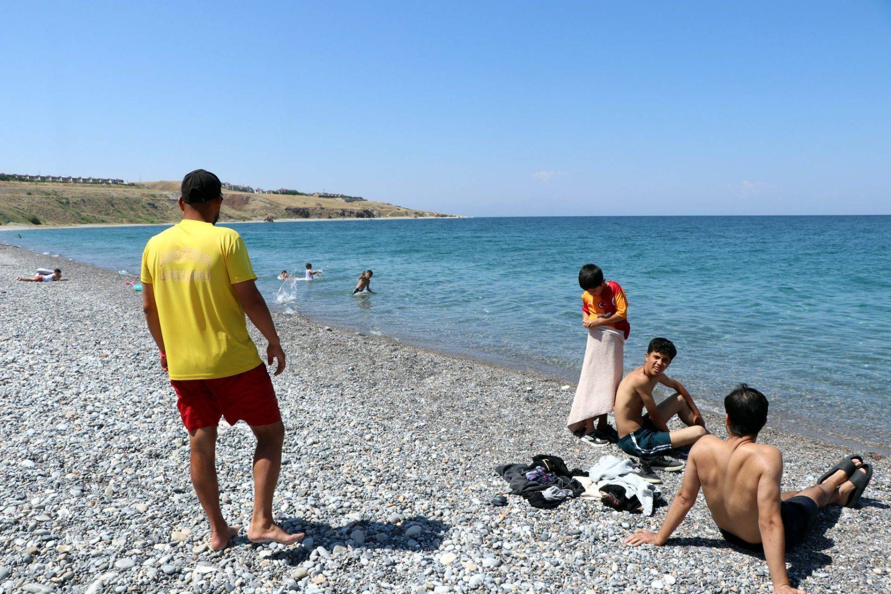 Türkiye'de tek! Göl kıyısındaki tek mavi bayraklı plaj turistlerin uğrak noktası