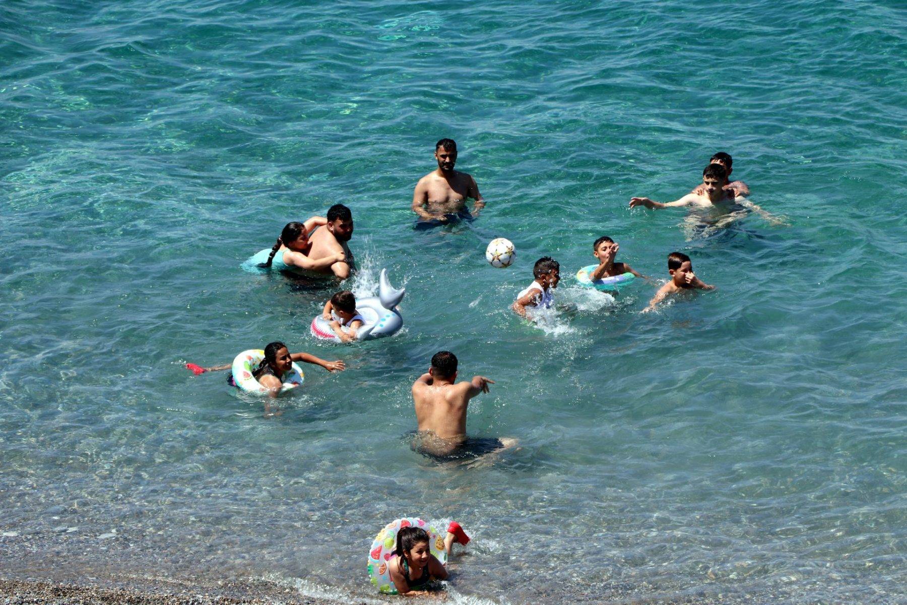 Türkiye'de tek! Göl kıyısındaki tek mavi bayraklı plaj turistlerin uğrak noktası