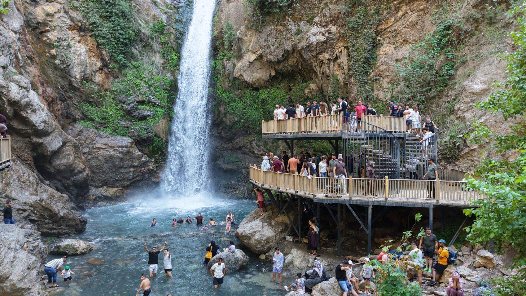 Serinlemek isteyenler akın ediyor! Karaçay Saklı Şelalesi turistlerin favorisi oldu