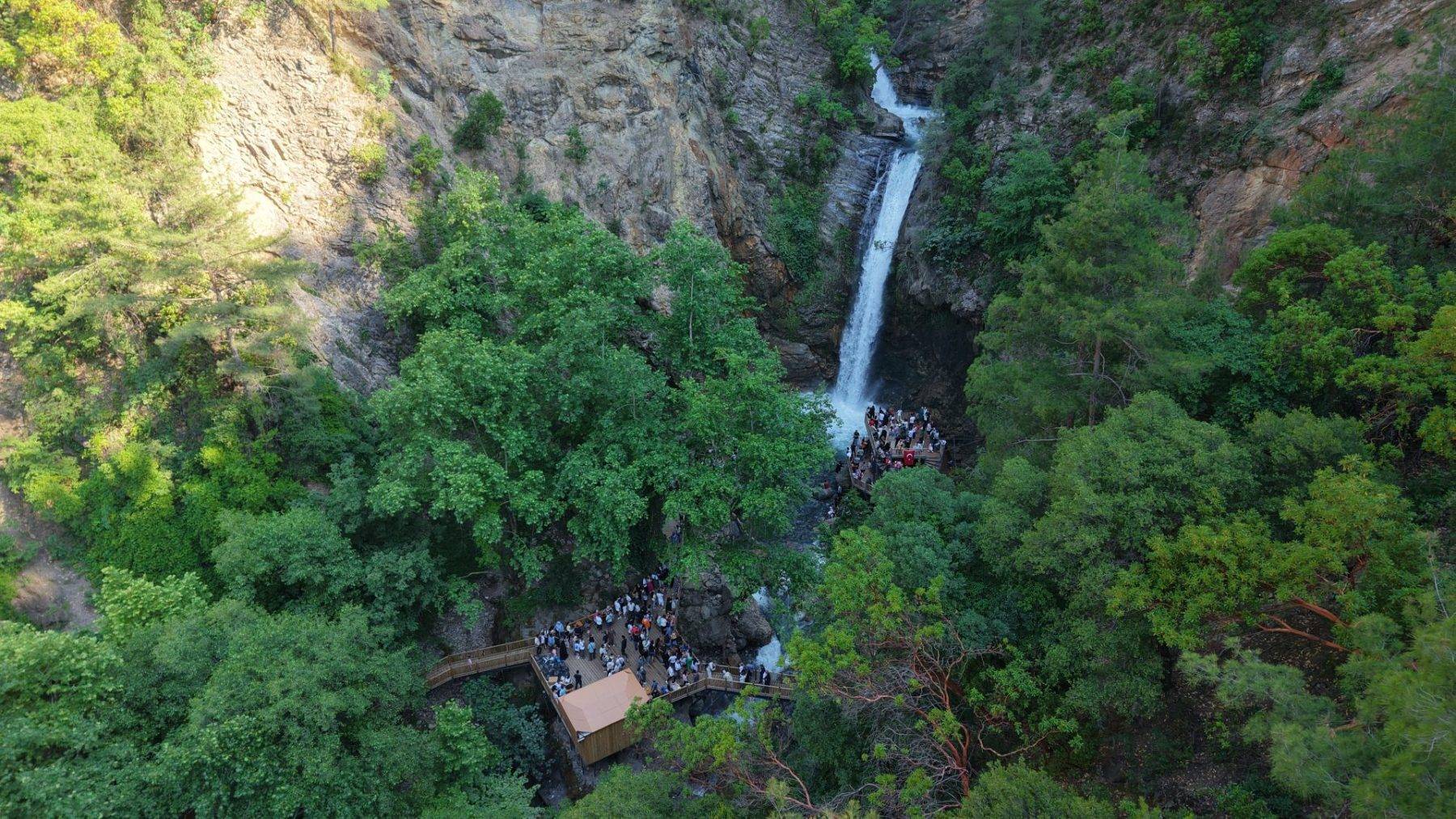 Serinlemek isteyenler akın ediyor! Karaçay Saklı Şelalesi turistlerin favorisi oldu