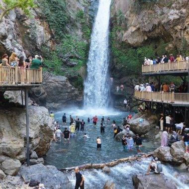Serinlemek isteyenler akın ediyor! Karaçay Saklı Şelalesi turistlerin favorisi oldu