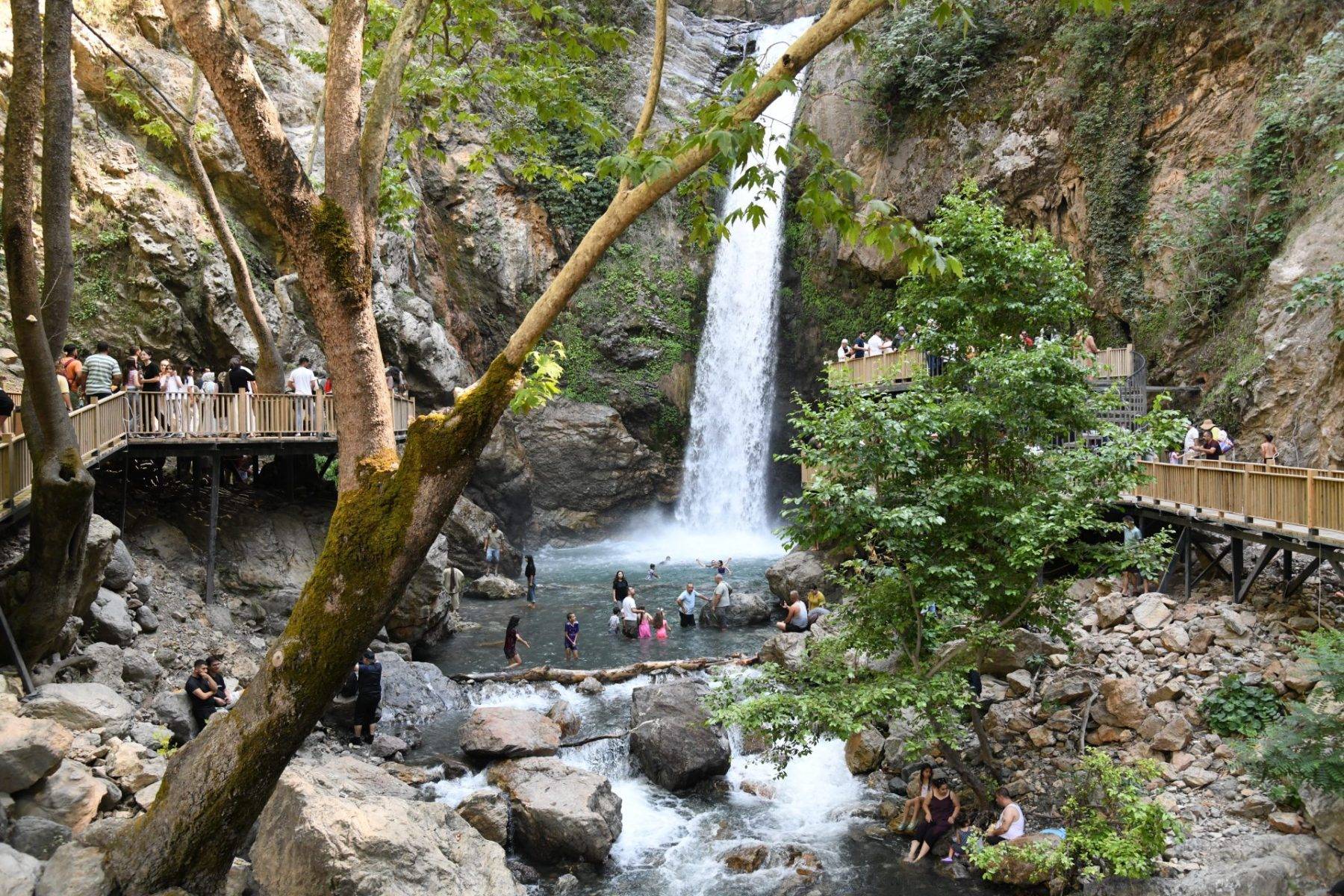 Serinlemek isteyenler akın ediyor! Karaçay Saklı Şelalesi turistlerin favorisi oldu