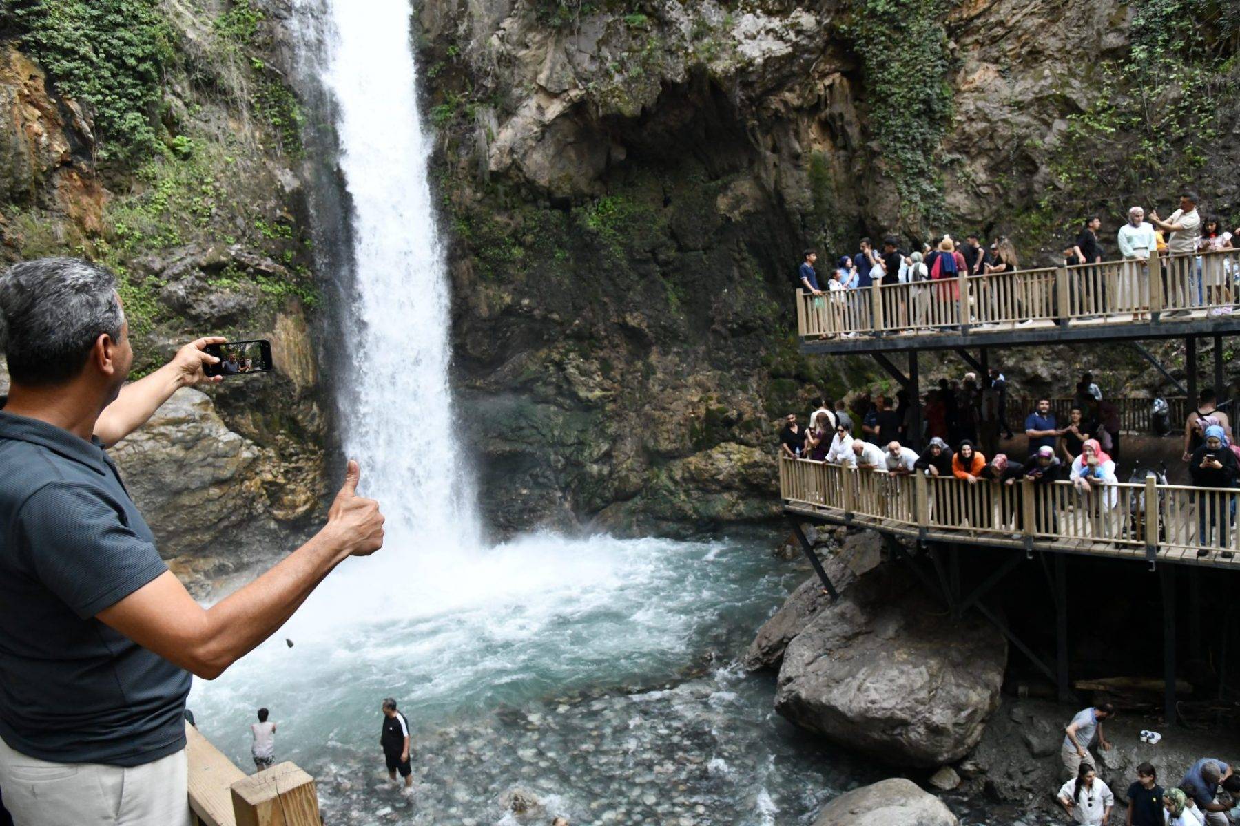 Serinlemek isteyenler akın ediyor! Karaçay Saklı Şelalesi turistlerin favorisi oldu