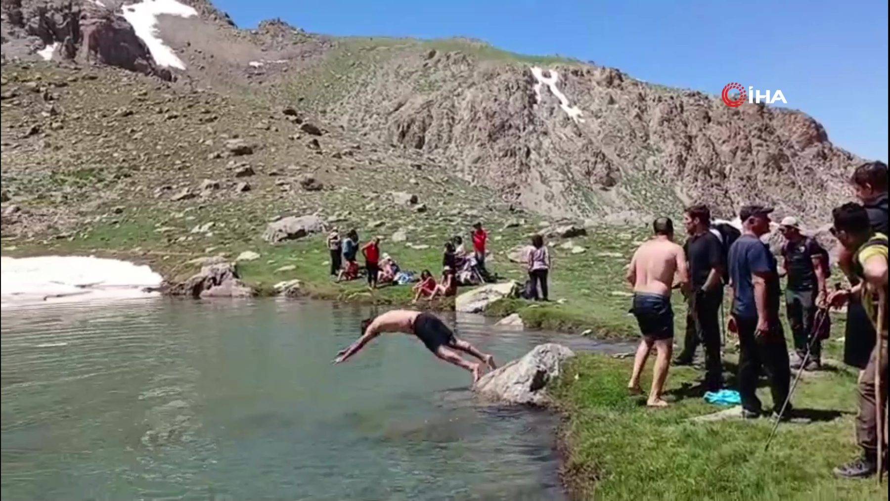 Bana mısın demediler! Hakkari'nin dondurucu suları doğa severleri ağırladı