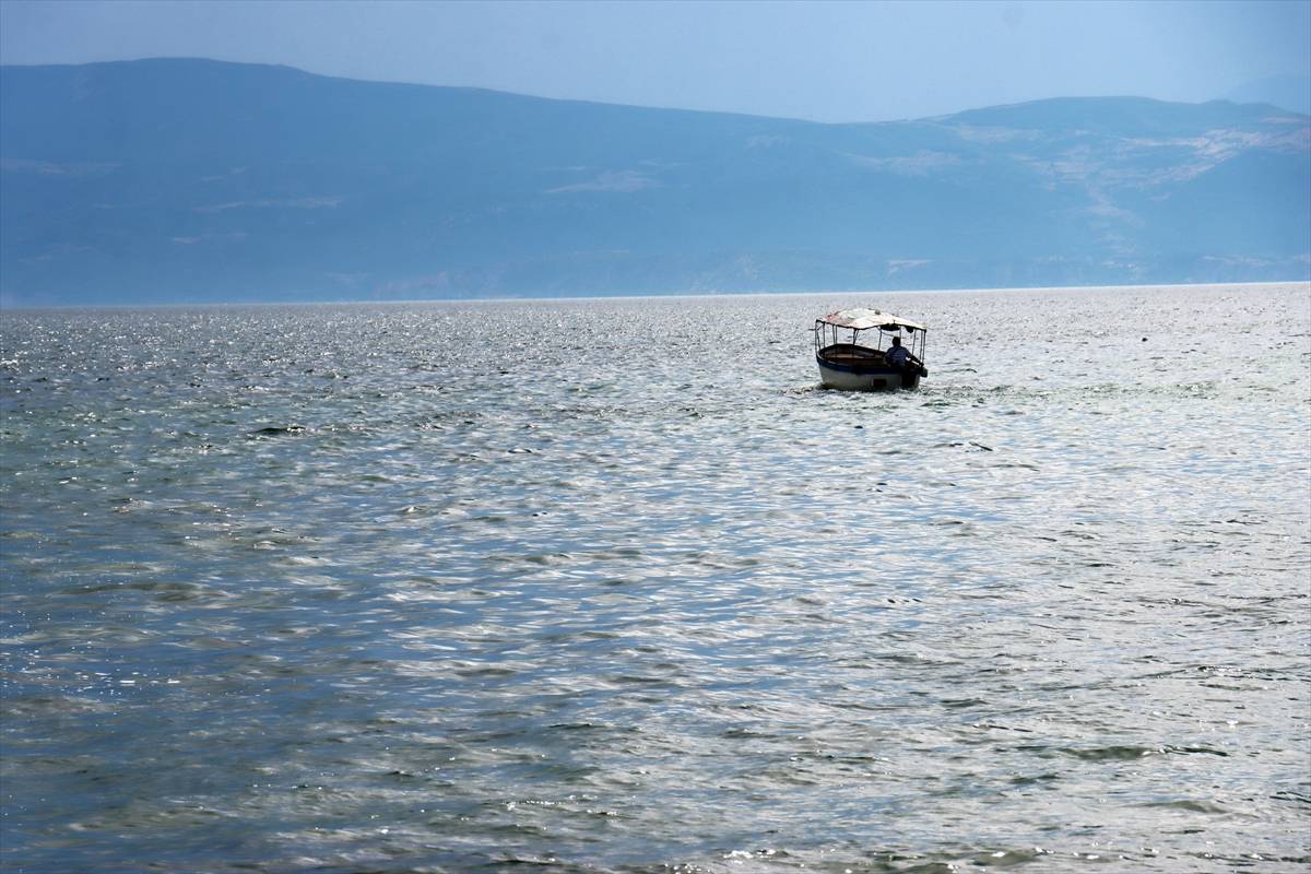 Kuzey Makedonya'nın gözde turizm merkezilerinden Ohri şehrinde turist yoğunluğu