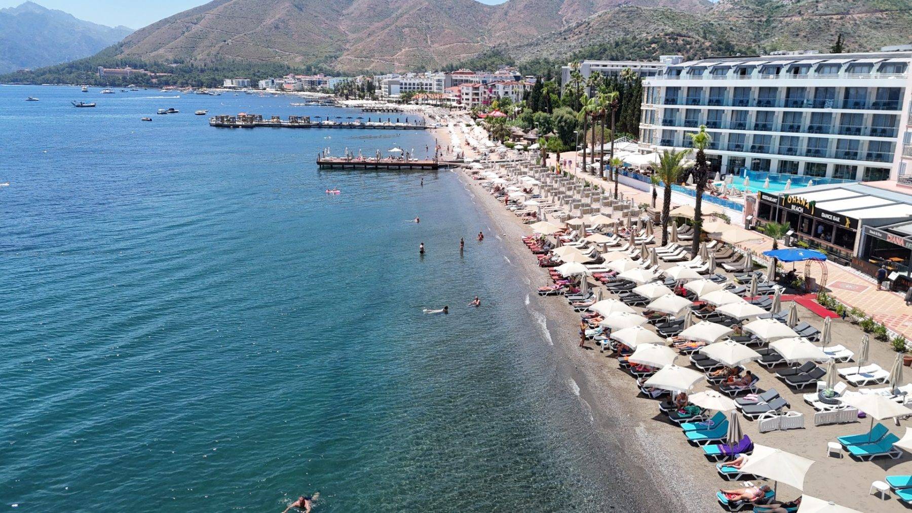 Denizde araba keyfi! Muğla'da sıcaktan bunalanlar çözümü su sporlarında buldu