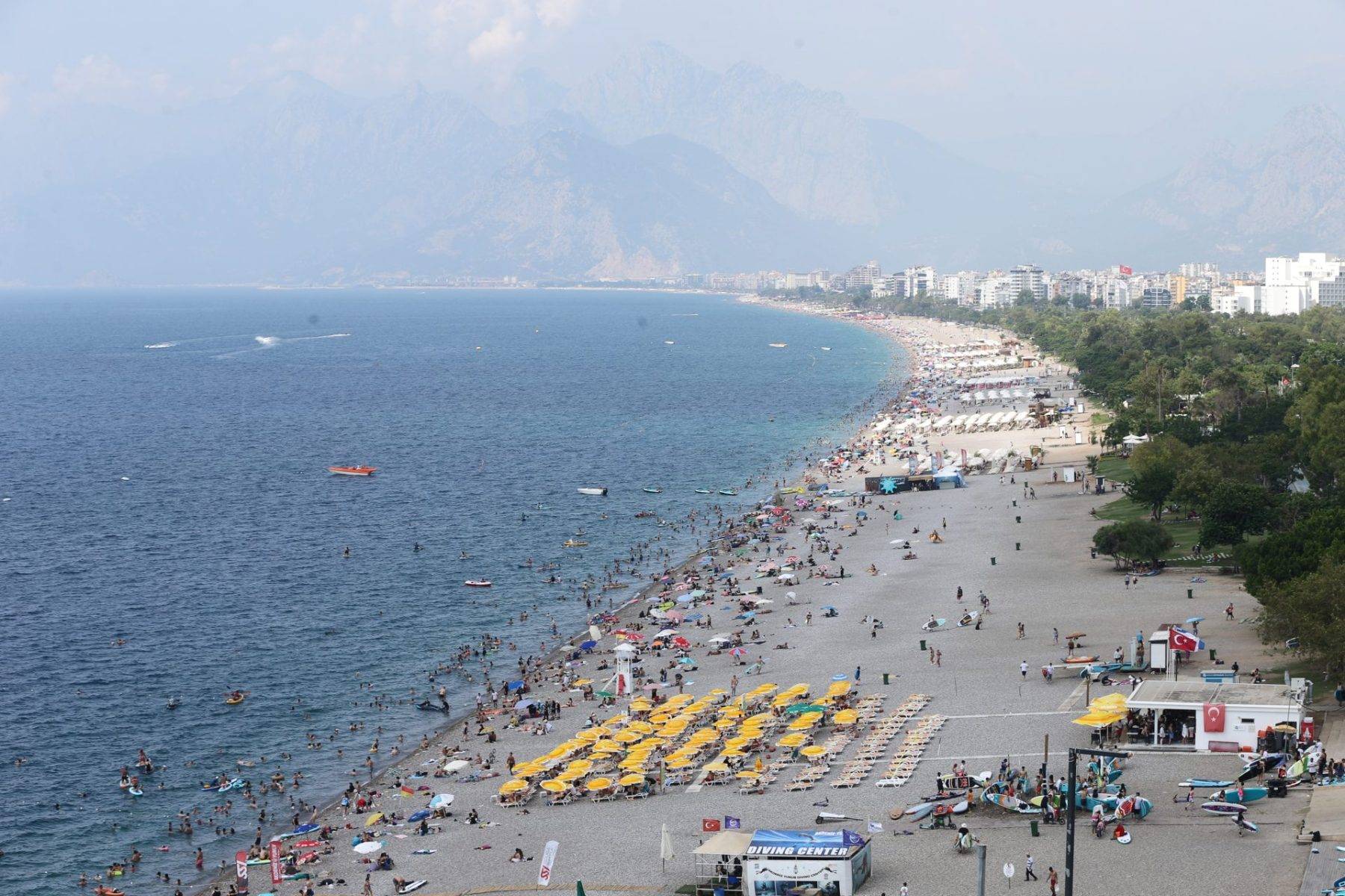 Antalya'da plajlar doldu taştı! Nem arttı, bunalanlar sahillere koştu