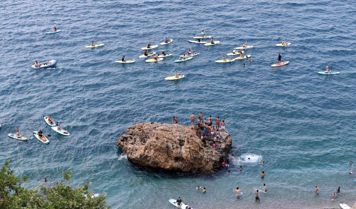 Antalya'da plajlar doldu taştı! Nem arttı, bunalanlar sahillere koştu