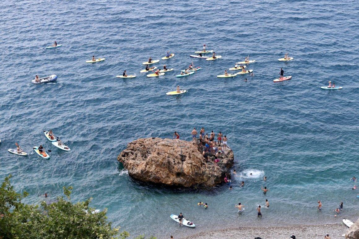 Antalya'da plajlar doldu taştı! Nem arttı, bunalanlar sahillere koştu