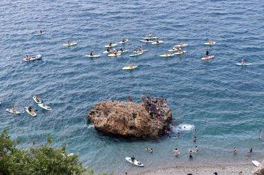 Antalya'da plajlar doldu taştı! Nem arttı, bunalanlar sahillere koştu