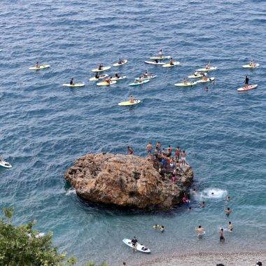 Antalya'da plajlar doldu taştı! Nem arttı, bunalanlar sahillere koştu