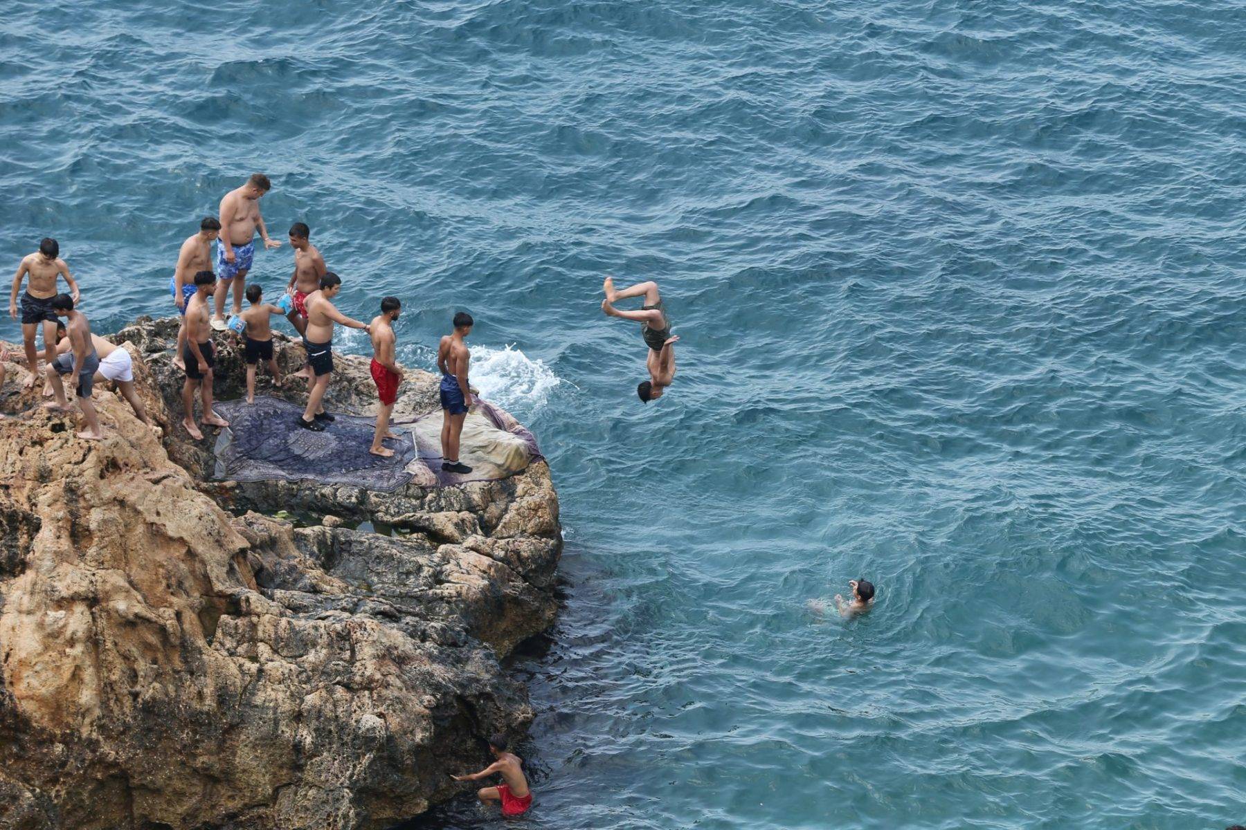 Antalya'da plajlar doldu taştı! Nem arttı, bunalanlar sahillere koştu