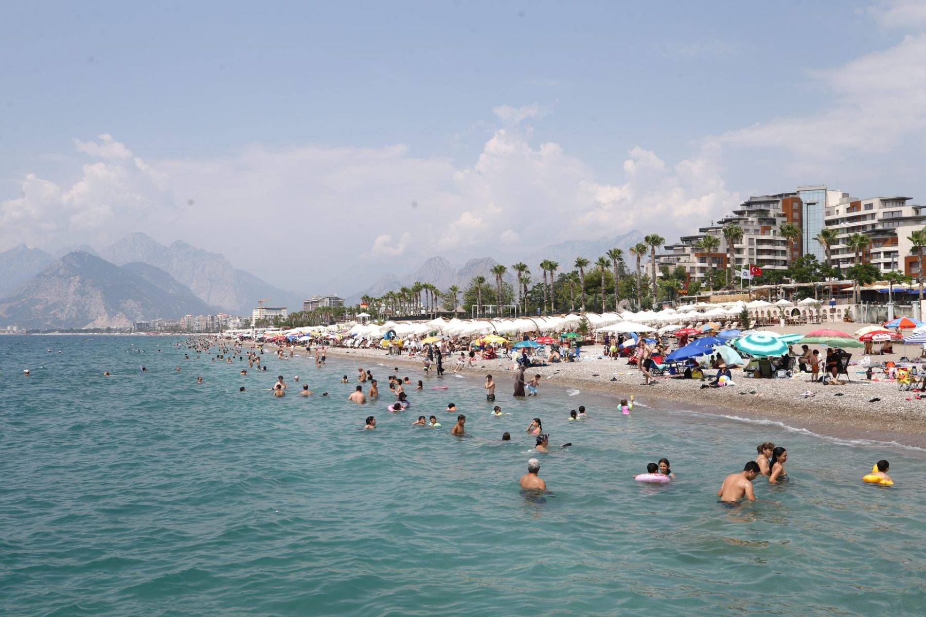Antalya'da plajlar doldu taştı! Nem arttı, bunalanlar sahillere koştu