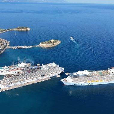 Kuşadası'nda yoğun kruvaziyer trafiği: 4 gemi 10 bine yakın turist getirdi