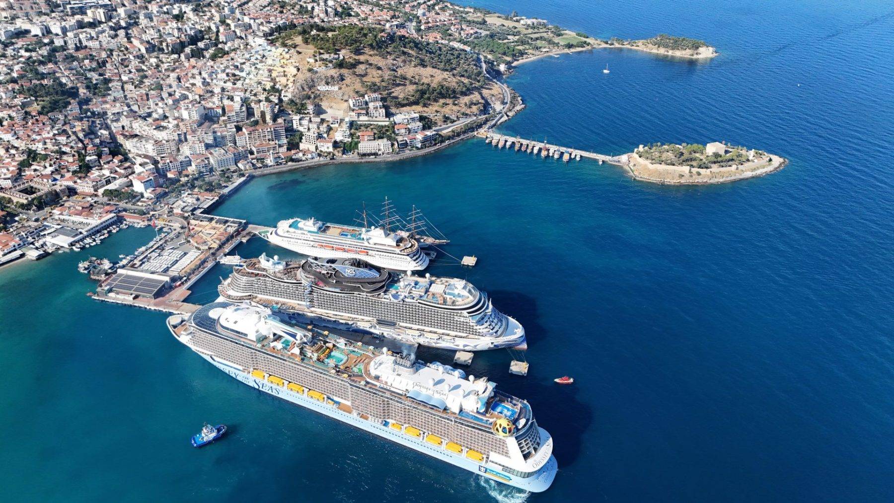 Kuşadası'nda yoğun kruvaziyer trafiği: 4 gemi 10 bine yakın turist getirdi