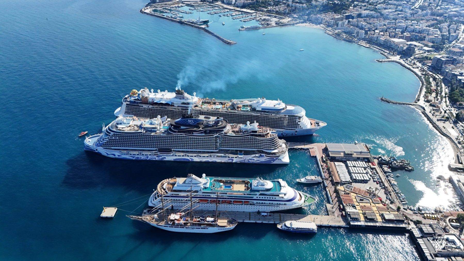 Kuşadası'nda yoğun kruvaziyer trafiği: 4 gemi 10 bine yakın turist getirdi