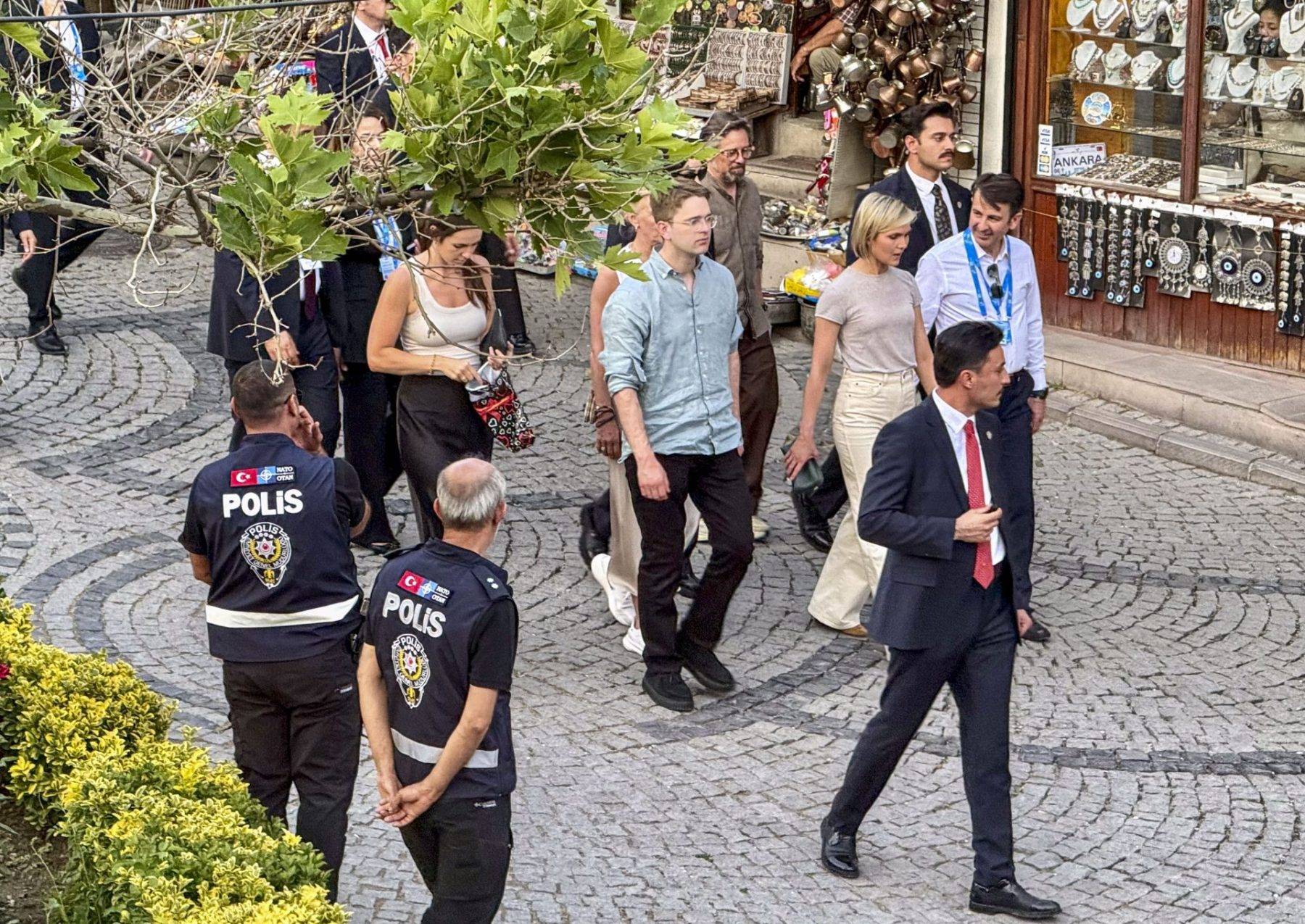 Oyun havasıyla karşılandı: İzlanda Başbakanı Frostadottir Ankara Kalesi'ni arşınladı