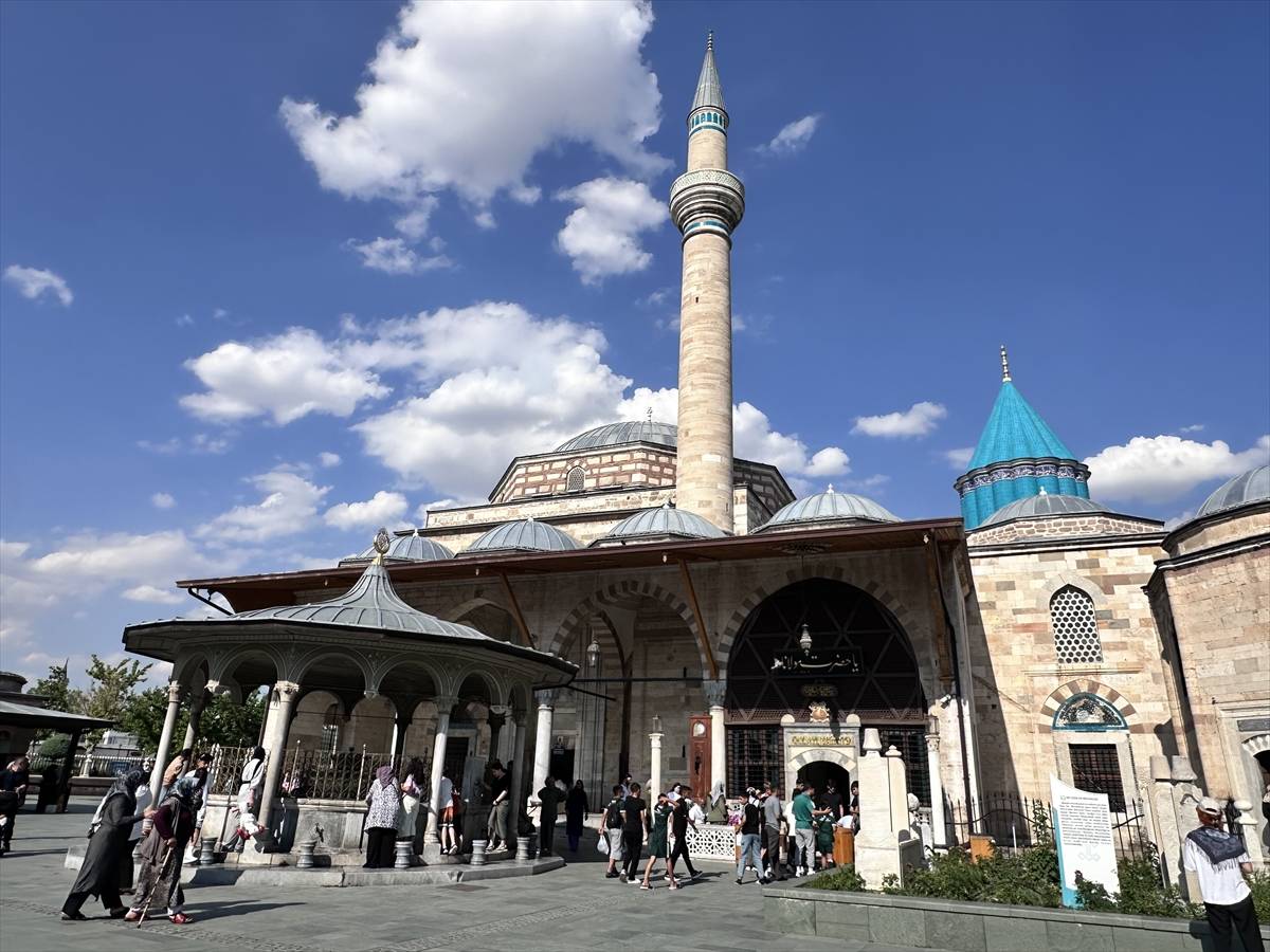 Mevlana "Ne olursan ol yine gel" demişti: Konya'daki Mevlana Müzesi'ne milyonlar akın etti
