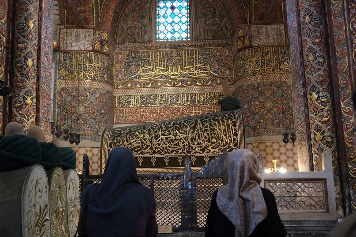 Mevlana "Ne olursan ol yine gel" demişti: Konya'daki Mevlana Müzesi'ne milyonlar akın etti