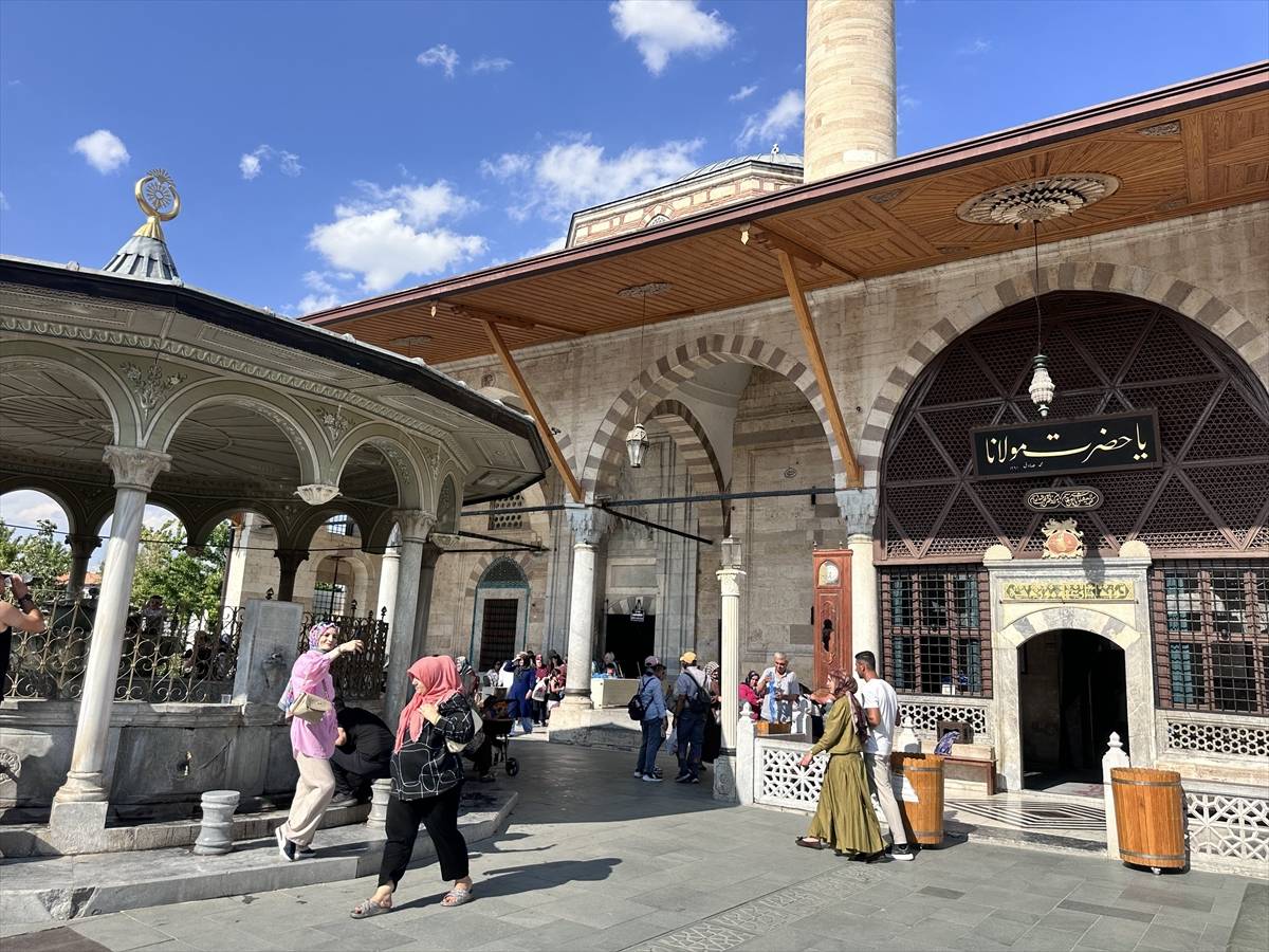 Mevlana "Ne olursan ol yine gel" demişti: Konya'daki Mevlana Müzesi'ne milyonlar akın etti