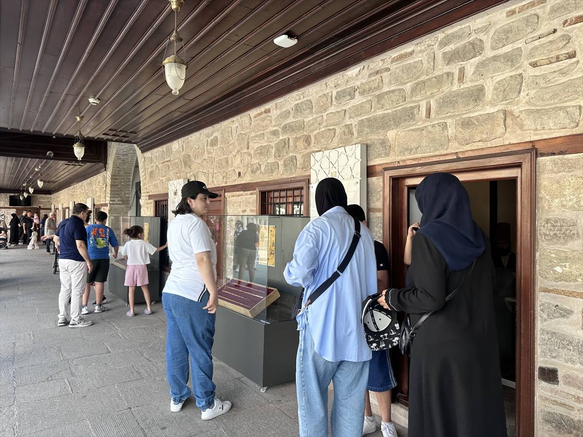 Mevlana "Ne olursan ol yine gel" demişti: Konya'daki Mevlana Müzesi'ne milyonlar akın etti