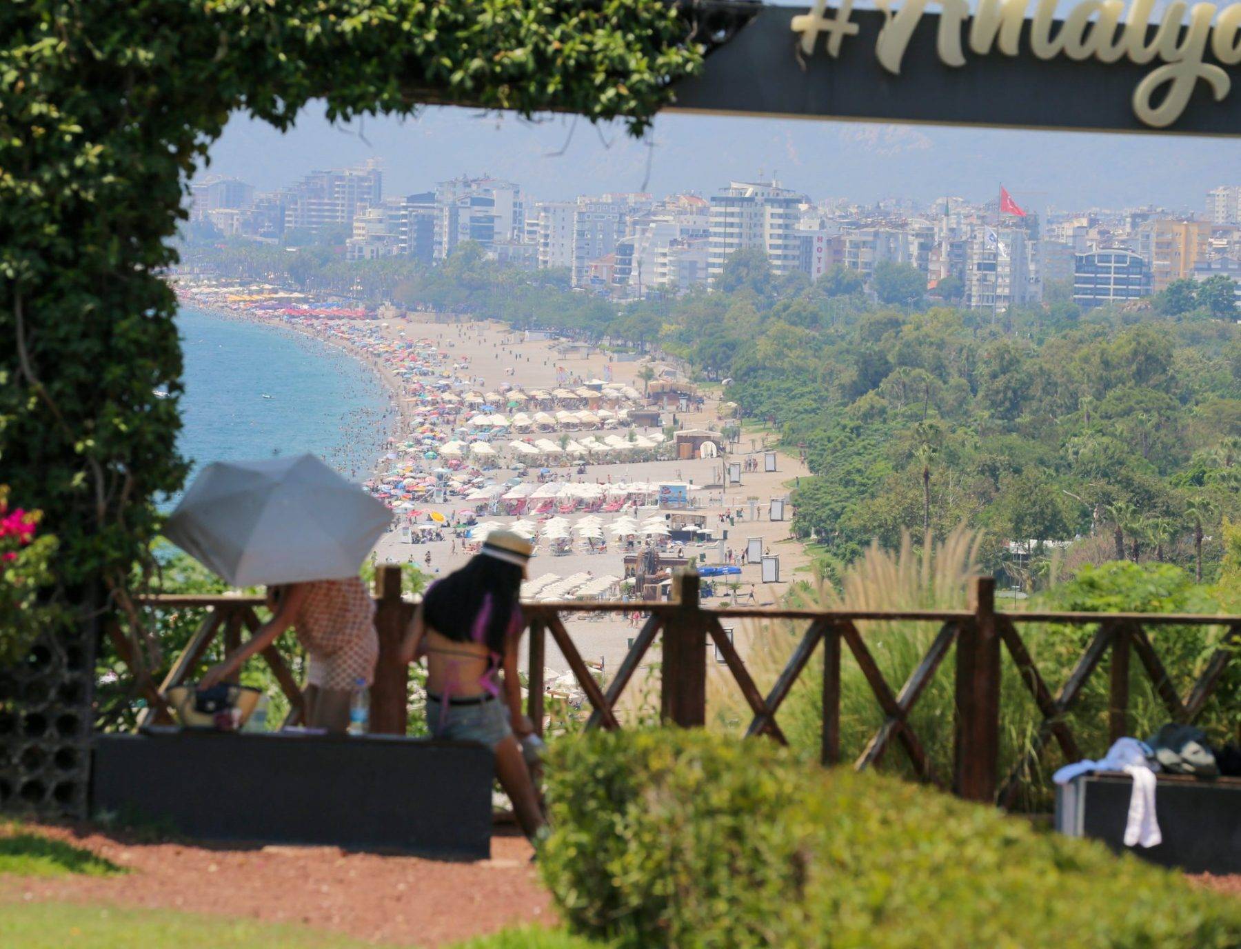 Nem yükseldi, Antalya'da plajlar serinlemek isteyenleri ağırladı