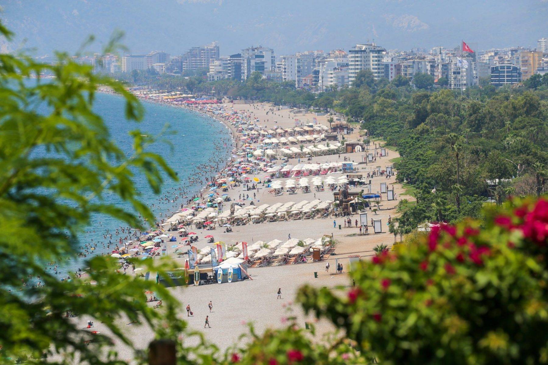 Nem yükseldi, Antalya'da plajlar serinlemek isteyenleri ağırladı