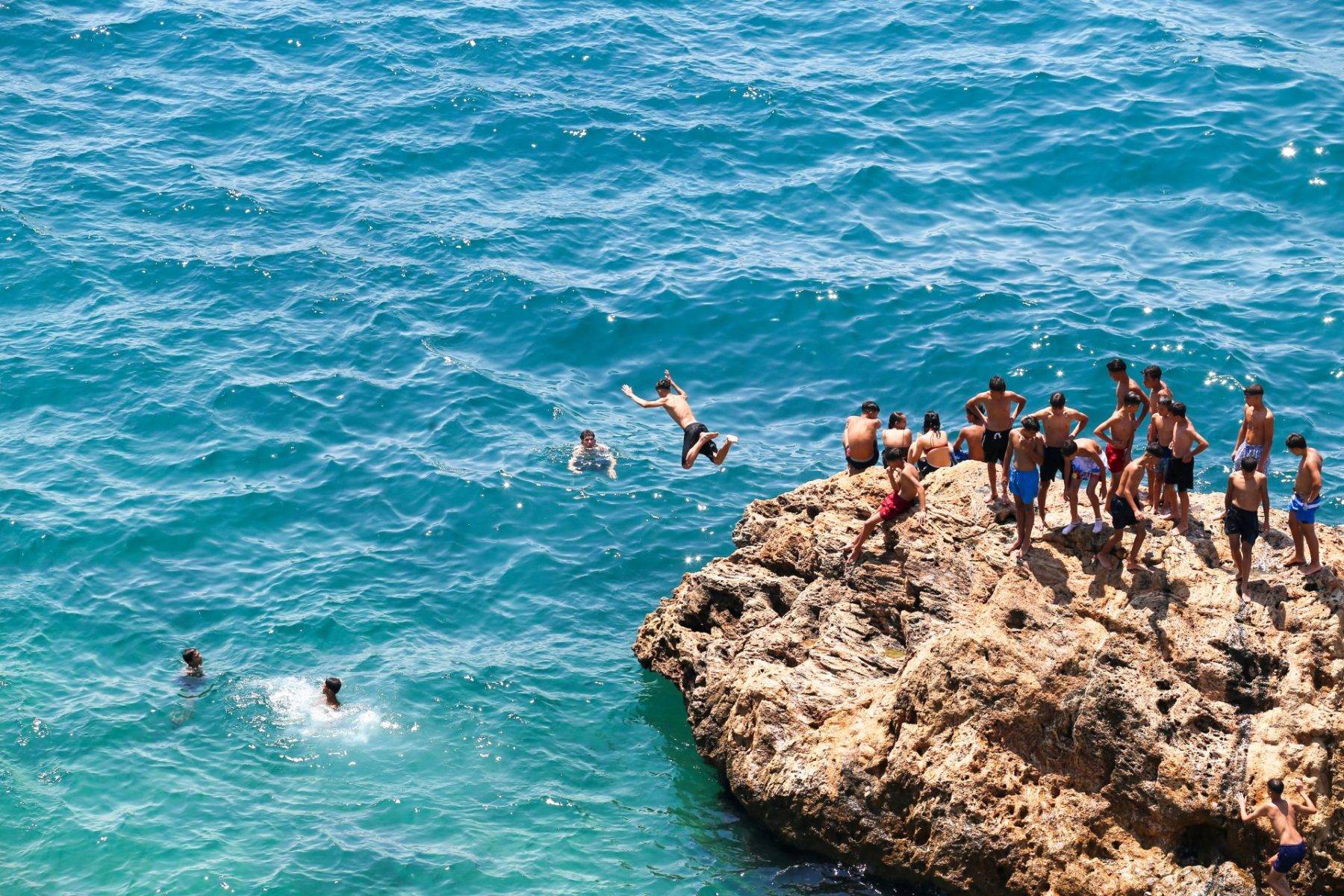 Nem yükseldi, Antalya'da plajlar serinlemek isteyenleri ağırladı