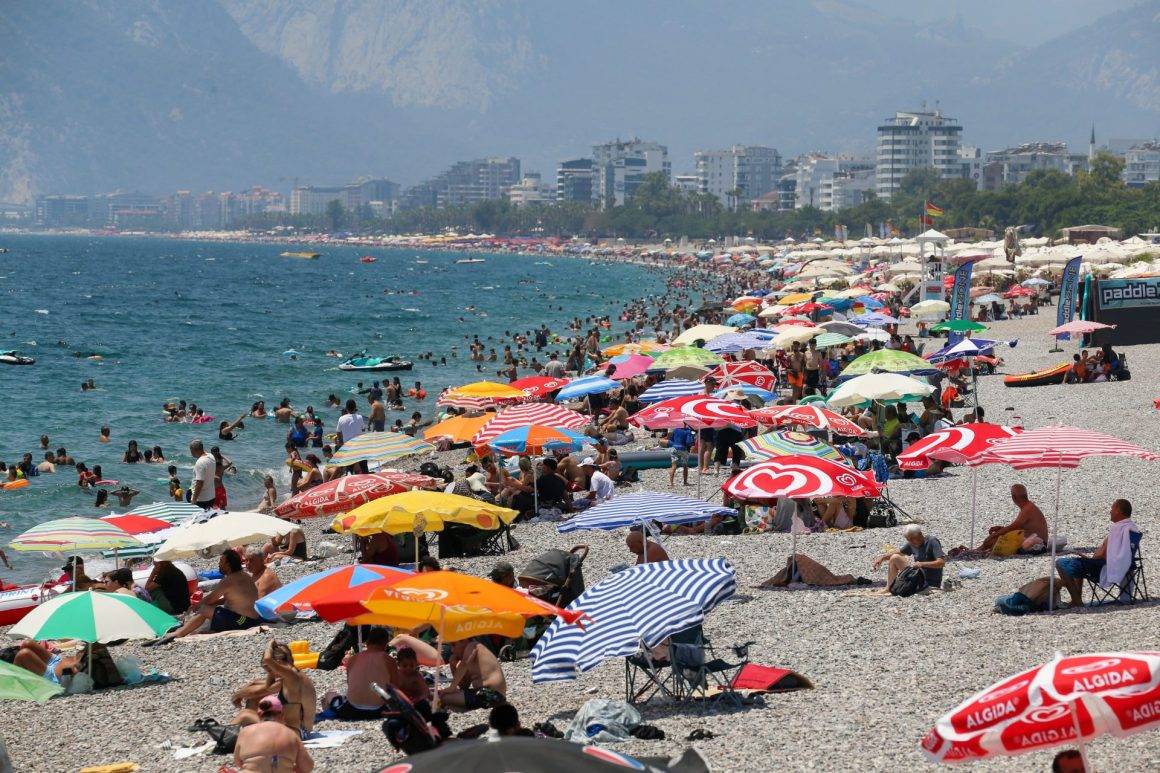 Nem yükseldi, Antalya'da plajlar serinlemek isteyenleri ağırladı