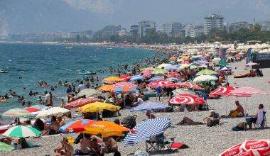 Nem yükseldi, Antalya'da plajlar serinlemek isteyenleri ağırladı