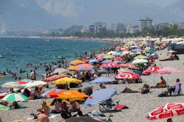 Nem yükseldi, Antalya'da plajlar serinlemek isteyenleri ağırladı